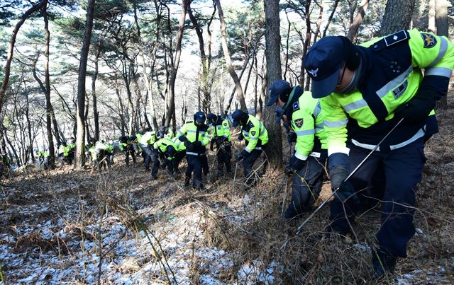 13일 오전 경기 수원 팔달산 토막살인 사건의 피의자 박춘봉(55·중국동포)이 훼손한 시신을 유기했다고 진술한 팔달산 남쪽지역을 경찰이 수색하고 있다. 뉴시스