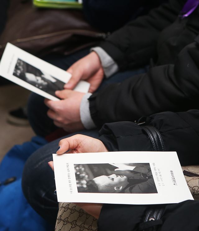 [PYH2014121403800001300] <YONHAP PHOTO-1335> 신해철을 그리워하며 (안성=연합뉴스) 홍기원 기자 = 14일 오후 경기도 안성시 일죽면 유토피아추모관에서 열린 고(故)신해철 49재 추모식에 참석한 팬들의 손에 신해철의 사진이 담긴 안내책자가 놓여 있다. 2014.12.14 xanadu@yna.co.kr/2014-12-14 15:38:20/ <저작권자 ⓒ 1980-2014 ㈜연합뉴스. 무단 전재 재배포 금지.>