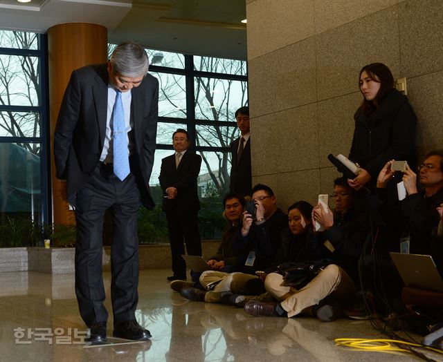 조양호 한진그룹 회장이 12일 오후 서울 강서구 공항동 대한항공 본사 에서 조현아 전부사장의 '땅콩리턴' 사건에 대해 고개숙여 사과하고 있다. 신상순 선임기자ssshin@hk.co.kr