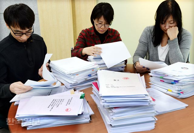 6일 한국일보 편집국에서 열린 2015 한국일보 신춘문예 소설 부문 예심에서 문학평론가 이수형(왼쪽부터), 소설가 윤성희, 강영숙씨가 응모작들을 살펴보고 있다. 홍인기기자 hongik@hk.co.kr