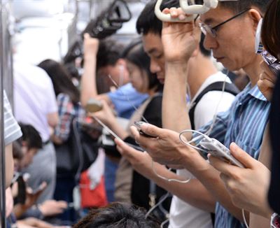 지하철 안에서 시민들이 스마트폰을 보고 있다. 한국일보 자료사진