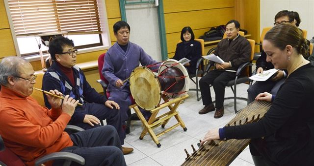 배재대 교수 3명이 16일 교내 도서관에서 '이야기가 있는 사랑방 풍류'를 주제로 국악 연주를 하고 있다.