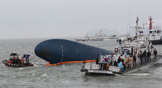 안산 단원고등학교 학생을 포함해 300여명을 태우고 제주도로 향하던 세월호가 2014년 4월 17일 진도 앞바다에서 침몰해 지난 11월 11일 수색작업이 종료될 때까지 295명이 사망하고 9명이 실종되는 참사가 발생한 가운데 해안구조대원들이 실종자 및 생존자들을 수색하고 있다. AP 연합뉴스