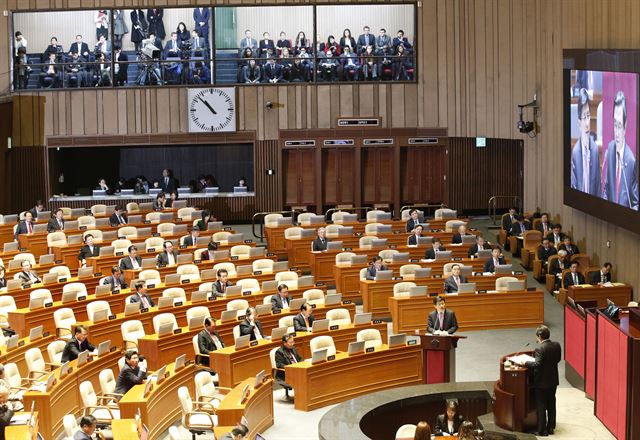 황교안 법무부 장관이 16일 국회 본회의에서 의원들의 긴급현안질문에 답변하고 있다. 연합뉴스