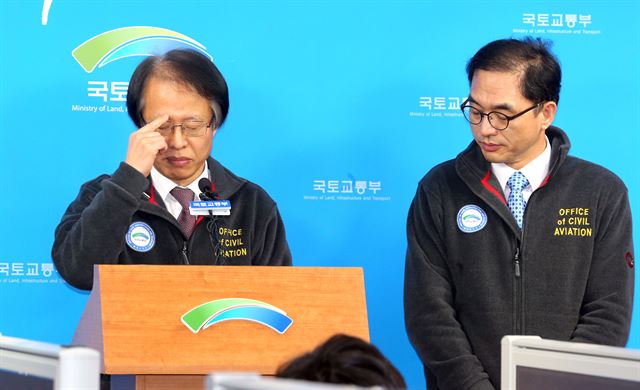 권용복 국토부 항공안전정책관(왼쪽)이 16일 오전 정부세종청사 국토부 기자실에서 이른바 대한항공의 '땅콩 리턴' 사건과 관련해 조사 진행상황과 향후 조치계획 등을 발표하고 있다. 오른쪽은 이광희 국토부 운항안전과장. 연합뉴스