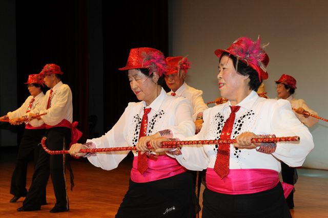 어르신들이 16일 예천군 문화회관에서 열린 '경로당 활성화사업 하반기 수료식'에서 화려한 무대복 차림으로 그 동안 경로당에서 갈고 닦은 실력을 뽐내고 있다. 예천군 제공