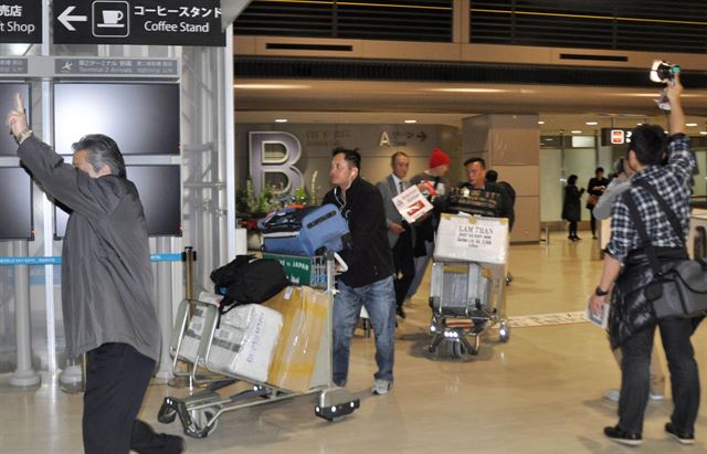 16일(현지시간) 인천공항을 출발해 미국 댈러스로 향하던 아메리칸항공 280편 보잉 777기가 일본 상공에서 난기류에 휘말려 기체가 심하게 흔들리면서 한국인 5명을 포함해 10여명이 부상을 당한 가운데 17일(현지시간) 새벽 나리타 공항에 긴급 착륙, 아메리칸 항공 탑승객들이 나리타공항을 나오고 있다.로이터 연합뉴스