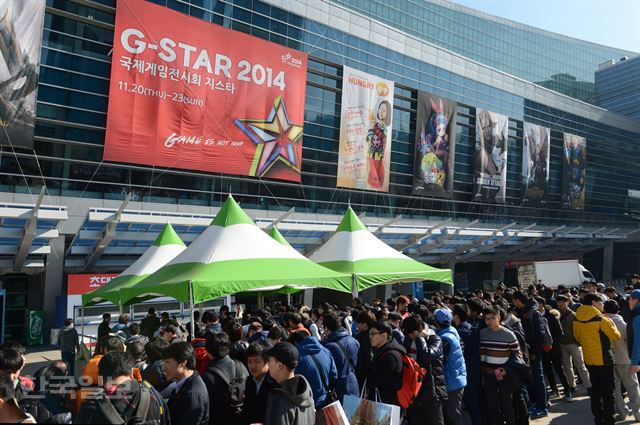 지난달 부산 벡스코에서 열린 국내 최대 게임 축제 '지스타'(G-star)에 게임 애호가들 몰려 크게 붐비고 있다. 올해 행사에서는 독일 등 유럽 정부가 부슬르 설치하고 국내 게임 개발인력 스카우트에 나섰다. 전혜원기자 iamjhw@hk.co.kr