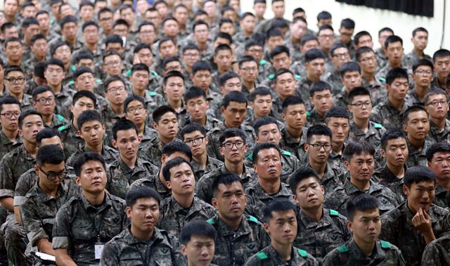 민관군 병영혁신위원회가 현역 복무를 이행한 병사를 대상으로 '복무보상점'을 부여하고 복무 기간을 대학 학점으로 인정할 것을 권고했다고 국방부가 18일 밝혔다. 사진은 지난 8월 8일 육군 30기계화보병사단 장병들이 특별인권교육을 받기위해 강당에 모여 있는 모습. 사진공동취재단