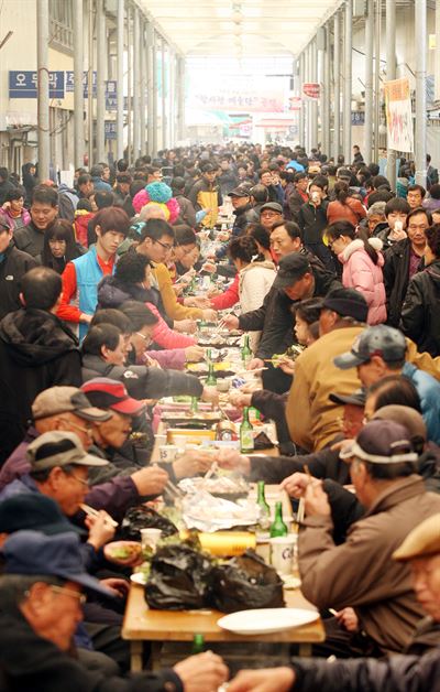 지난 3월 3일 청주 서문시장에서 열린 삼겹살거리 축제 모습. 수백 명의 시민과 관광객이 몰려 삼겹살을 구워먹고 있다. 고사 위기에 놓였던 서문시장은 삼겹살 특화 전략으로 생기를 찾으면서 정부의 대표적 민생경제 정책인 ‘1시장 1특화’ 사업의 성공 사례로 주목받고 있다. 충청리뷰 제공