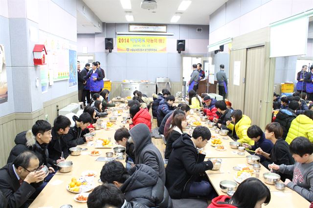 남대문경찰서 보안협력위원회 회원들이 18일 서울 중구에 위치한 여명학교를 찾아 북한이탈청소년들에게 중식 제공 봉사를 펼치고 있다.