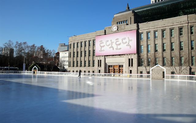 서울광장 스케이트장 개장을 하루 앞둔 18일 서울시 관계자가 스케이트장 얼음 상태를 점검하고 있다. 연합뉴스