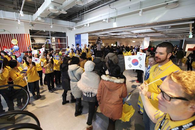 18일 오전 경기 광명시에 문을 연 이케아 국내1호점에서 직원들이 핀란드와 한국국기를 흔들며 고객들을 맞이하고 있다. 이케아코리아 제공