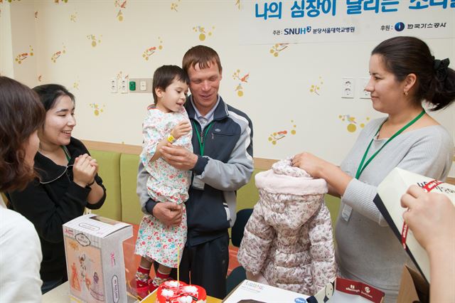 한국에서 심장병 수술을 받은 우즈베키스탄 어린이와 부모들이 지난 12일 출국 전 분당서울대병원이 마련한 환송회에서 밝게 웃고 있다. 한국가스공사 제공