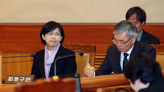 통합진보당 이정희 대표가 19일 서울 종로구 재동 헌법재판소 대심판정에서 열린 통합진보당에 대한 정당해산심판 청구 선고에서 착찹한 얼굴로 자리에 앉아 있다. 연합뉴스