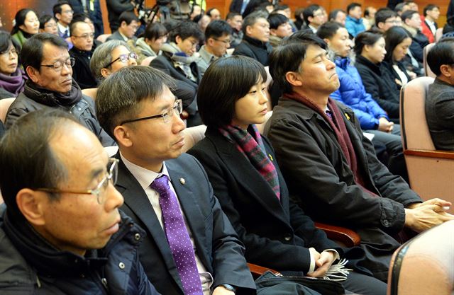 통합진보당에 대한 정당 해산 심판 청구 선고가 열린 19일 오전 서울 재동 헌법재판소에서 판결문을 듣는 통합진보당 소속 김재연(왼쪽 세번째), 이상규(왼쪽 두번째)의원들과 당원 등이 착잡한 표정으로 앉아 있다. 재판관 9인중 8인의 인용의견으로 통합진보당은 해산 결정됐다. 국회의원 5인(이석기, 김재연, 김미희, 이상규, 오병윤)은 의원직을 상실한다. 뉴시스