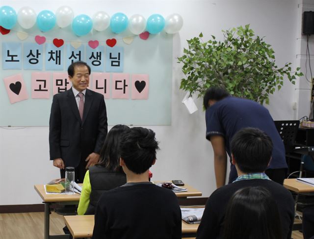 지난 15일 오후 서울 강남구 다애 다문화학교에서 진행된 한국어 종강 수업에서 한 학생이 교사인 강남경찰서 노상채 경정에게 허리 굽혀 인사하고 있다. 연합뉴스