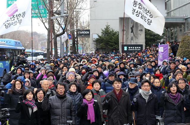 헌법재판소가 통합진보당에 대해 해산을 명령한 19일 오전 서울 종로구 운니동 재동로터리에서 열린 통합진보당 관련 집회에서 이정희 통진당 대표와 집회 참가자들이 구호를 외치고 있다. 연합뉴스