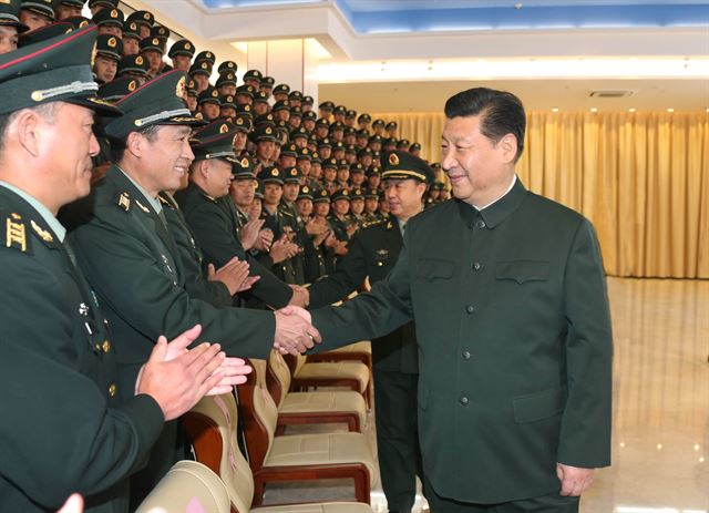 시진핑 중국 국가 주석이 20일 마카오특별행정구(SAR) 인민해방군 주둔 부대를 시찰하고 장교들과 만나 악수하고 있다. 마카오=신화연합뉴스·사우스차이나모닝포스트