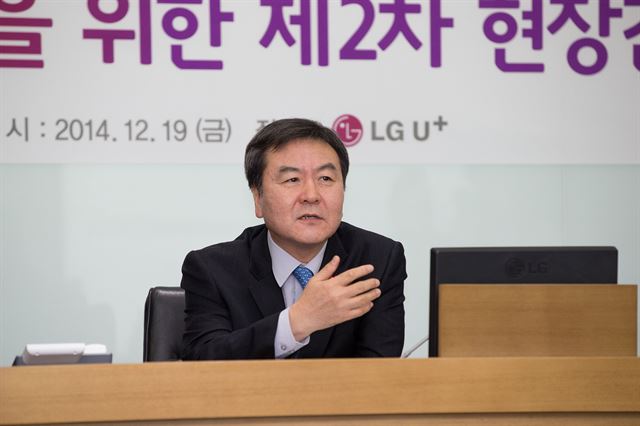 금융위원회가 19일 서울 중구 LG유플러스 본사에서 신제윤 금융위원장 주재로 IT·금융 융합 지원을 위한 제2차 현장간담회를 개최한 가운데 신 위원장이 PG사와 카드사의 결제 서비스 시연을 관람 후 질문을 하고 있다. 금융위원회 제공