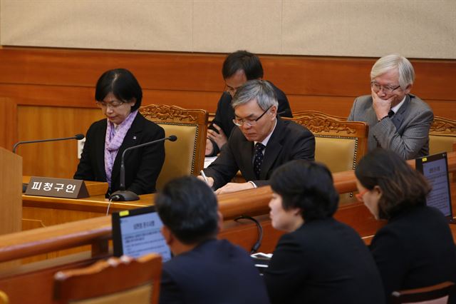 통합진보당에 대한 정당 해산 심판 청구 선고가 열린 지난 19일 서울 재동 헌법재판소에서 이정희 통진당 대표 등 피청구인쪽 변호인단이 심각한 표정으로 해산 판결을 듣고 있다. 신상순기자 ssshin@hk.co.kr