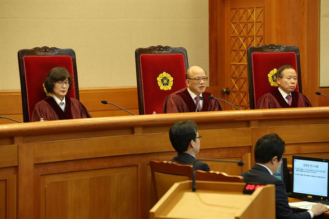 통합진보당에 대한 정당 해산 심판 청구 선고가 열린 지난 19일 서울 재동 헌법재판소에서 박한철 헌법재판소장이 판결문을 읽고 있다. 신상순기자 ssshin@hk.co.kr