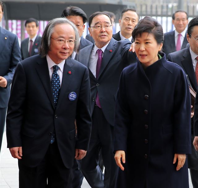 박근혜 대통령이 23일 오전 세종시 정부세종청사 완공식을 마친 후 이주영 해양수산부 장관과 이동하고 있다. 이날 박 대통령은 이주영 해양수산부 장관의 사의를 수용했다. 세종=뉴시스