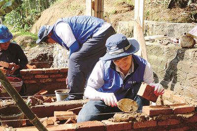 삼성물산 직원들이 지난 9월 인도네시아 파시르할랑 지역에서 산간마을 주거환경개선 봉사활동을 진행하고 있다. 삼성물산 제공