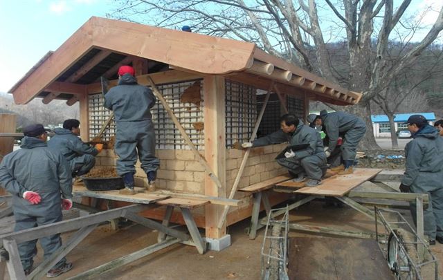 포스코 및 계열사에서 퇴직을 앞둔 임직원들이 포스코가 개설한 영농교육기관인 에코팜에서 한옥목수 과정 수업의 일환으로 황토집 짓기 실습을 하고 있다. 포스코 제공