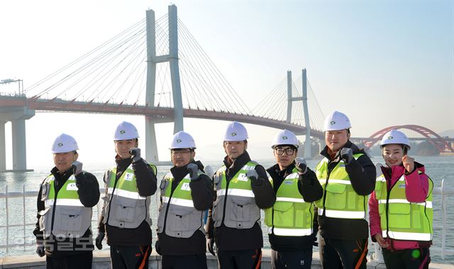 24일 오전 경남 사천시 대방동 삼천포대교 공원에서 한국시설안전공단 삼천포대교 관리사무소 직원들이 주먹을 불끈 쥐며 결의를 다지고 있다. 사진 왼쪽부터 이해성 소장, 나성옥 과장, 이찬우 차장, 이동한 과장, 김재상 사원, 이대성 주임, 이지민 사원. 사천=전혜원기자 iamjhw@hk.co.kr