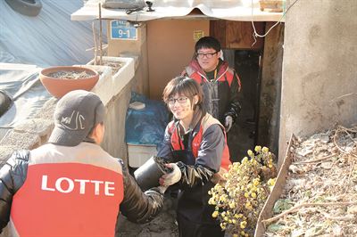 롯데칠성음료 임직원들이 9일 서울 중계동 백사마을을 찾아 '사랑의 연탄배달' 봉사활동을 펼쳤다. 롯데 제공