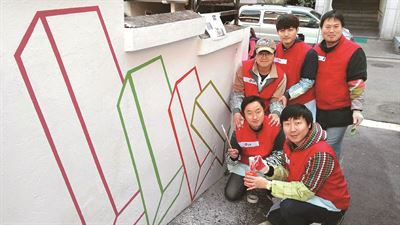 지난달 7일 LG전자 직원들이 서울 역촌동 주택 외벽에 벽화 그리기 봉사를 하고 있다. LG전자 제공