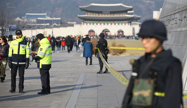 광화문광장 세종대왕상 폭파 협박전화가 걸려온 27일 오후 서울 광화문 광장에서 경찰들이 동상 주위의 출입을 통제하고 있다. 현장에 있던 종로구 경찰서 관계자는 신고 직후 군과 경찰이 현장 주위를 수색한 결과 이상징후는 발견되지 않았지만 만약을 대비해 세종대왕상 주위에 폴리스라인을 치고 인근 지하도를 통제한 가운데 수색을 계속하고 있다고 밝혔다. 연합뉴스