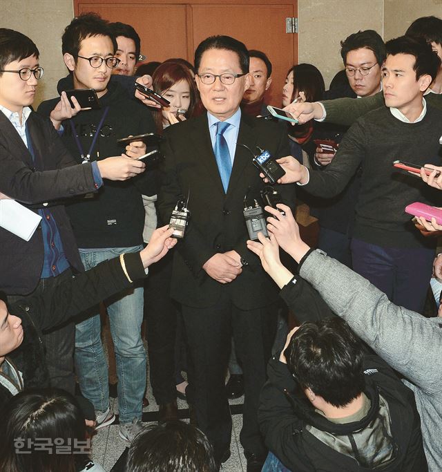 박지원 새정치민주연합 의원이 28일 국회 정론관에서 당 대표 선거 출마선언을 한 뒤 기자들의 질문에 답하고 있다. 오대근기자 inliner@hk.co.kr