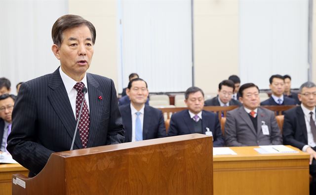 한민구 국방장관이 29일 국회 국방위원회에서 '한미일 국방부간 북한 핵과 미사일 위협에 관한 3자 정보공유 약정', '민·관·군 병영문화혁신위원회의 권고안' 등에 대해 보고하고 있다. 연합뉴스