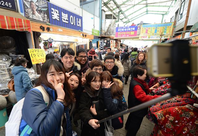 영화 '국제시장'에 나오는 '꽃분이네' 앞에서 관광객들이 셀카봉으로 사진을 촬영하고 있다.