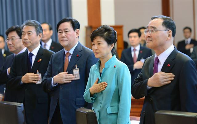 박근혜 대통령이 29일 오전 청와대에서 열린 '2014년 핵심 국정과제 점검회의'에서 국민의례를 하고 있다. 오른쪽부터 정홍원 국무총리, 박 대통령, 최경환 부총리, 정종섭 행정자치부장관, 윤상직 산업통상자원부장관. 홍인기기자 hongik@hk.co.kr