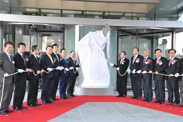 한국도로공사 및 지자체, 정치권 인사 등이 30일 신사옥에서 명채 제막식을 하고 있다. 경북도 제공