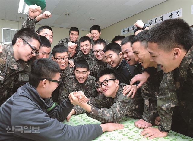 29일 강원 인제군 육군 12사단 을지부대 GOP 철책근무 장병들이 휴식시간에 팔씨름을 하며 즐거운 시간을 보내고 있다. 인제=배우한기자 bwh3140@hk.co.kr