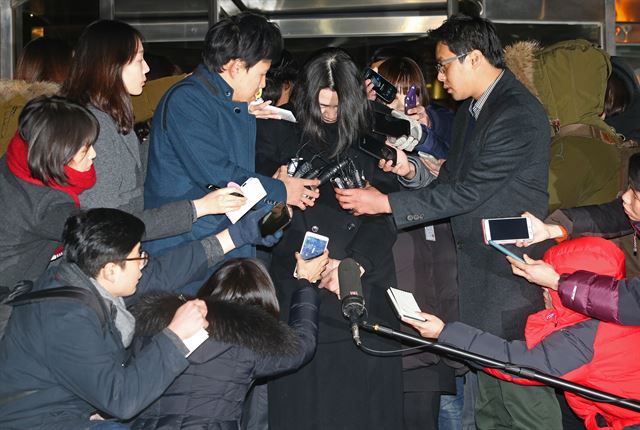 '땅콩 회항' 사태로 물의를 빚어 구속된 조현아 전 대한항공 부사장이 30일 오후 서울 서부지검에서 남부구치소로 이송되고 있다. 연합뉴스