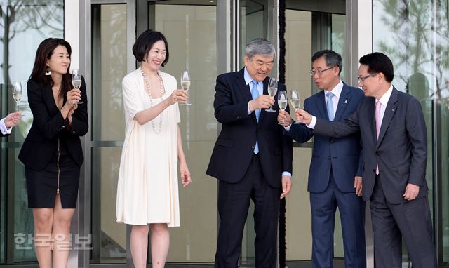 지난 8월 인천 중구 운서동 그랜드 하얏트 인천 웨스트타워에서 열린 호텔 사전 개관식에서 축하 건배를 하고 있는 한진그룹 일가와 관계자들. 사진 왼쪽부터 조현민 대한항공 전무, 조현아 전 부사장, 조양호 한진그룹 회장, 배국환 인천광역시 정무부시장, 지창훈 대한항공 총괄사장. 김주성기자 poem@hk.co.kr