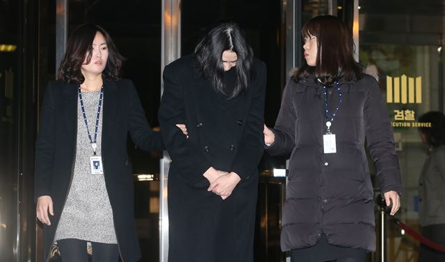 '땅콩 회항' 사태로 물의를 빚어 구속된 조현아 전 대한항공 부사장이 30일 오후 서울 서부지검에서 남부구치소로 이송되고 있다. 연합뉴스