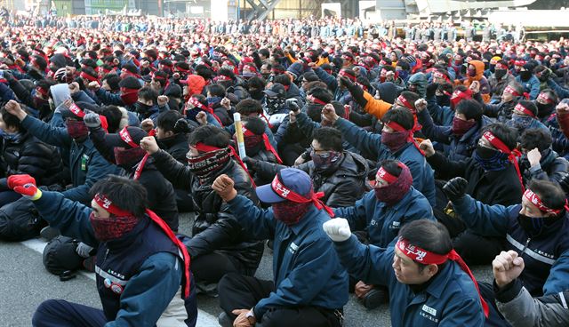 30일 오후 울산 현대중공업 본사 노조 사무실 앞 광장에서 노조가 파업 집회를 열고 있다. 연합뉴스