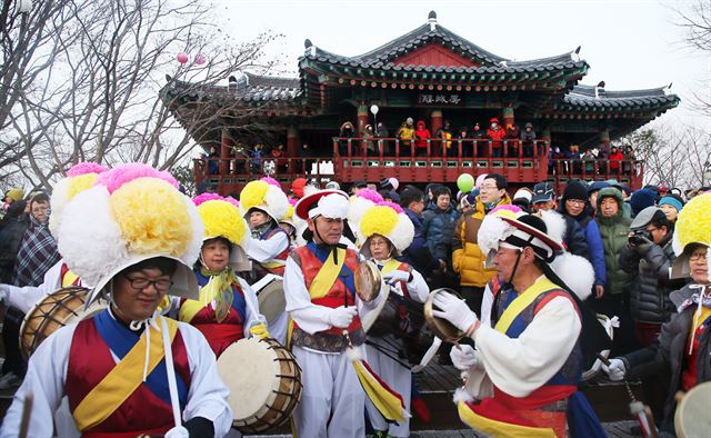 새해맞이 시골 풍경은 농악 소리로 시작된다. 을미년 새해가 열린 2015년 1월 1일, 해돋이를 보기 위해 전남 구례읍 봉성산 정상에 오른 주민들이 농악대의 흥겨운 가락과 함께 한 해를 시작하고 있다. 구례군청 김인호씨 제공