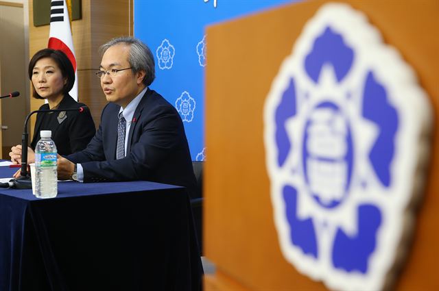 오영주 외교부 개발협력국장(왼쪽)과 권준욱 보건복지부 보건의료정책실 공공보건정책관이 2일 오후 서울 도렴동 외교부 브리핑룸에서 에볼라 위기대응을 위해 시에라리온에 파견된 우리나라 구호대원 1명이 독일에 있는 에볼라 치료센터로 이송된다는 내용을 발표하고 있다. 이 대원 지난해 말 현지에서 환자 채혈 과정에서 주사바늘이 손가락에 닿는 사고를 당했다. 외상은 없고 감염 증상도 보이지 않고 있으나 정부는 에볼라 바이러스 잠복 기간인 이달 20일 정도까지 감염 여부를 면밀히 관찰할 예정이다. 연합뉴스