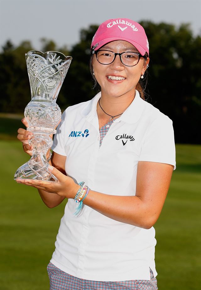 리디아 고가 미국여자프로골프(LPGA) 투어 마라톤 클래식에서 우승, 트로피를 들고 기뻐하는 모습. 연합뉴스