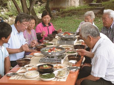 김치에 의존한 식단에서 탈피해 녹황색채소와 칼슘을 섭취하고 음식을 싱겁게 먹어야 건강을 유지할 수 있다. 한국일보 자료사진