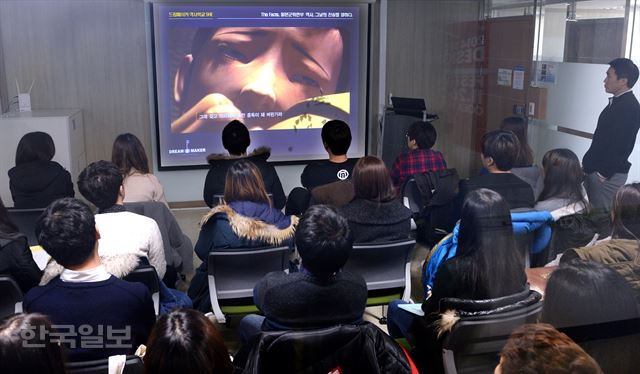 3일 오전 서울 역삼동 청년창업지원센터에서 진행된 '드림메이커 역사학교 S.H.E' 강연에 참석한 대학생들이 고 정서운 할머니의 위안부 피해 증언이 담긴 애니메이션 자료를 시청하고 있다. 홍인기기자 hongik@hk.co.kr