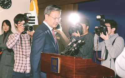 유상범 서울중앙지검 3차장이 5일 오후 '정윤회 문건' 유출 사건 중간수사결과 발표를 하기 위해 서울 서초구 서울 중앙지검 브리핑실 연단으로 나오고 있다. 배우한기자 bwh3140@hk.co.kr