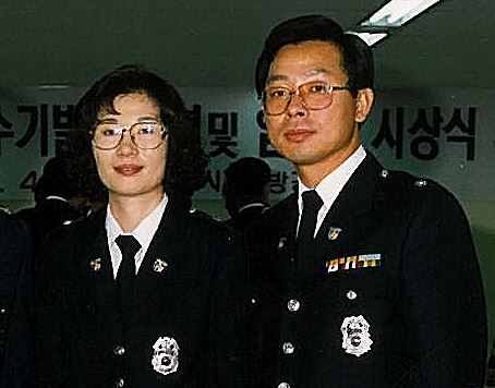 김성섭·구본숙 부부 총경이 경위 시절이던 1992년 경찰 체험 수기 시상식에서 찍은 기념사진.